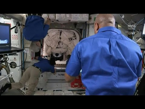 Ouverture du sas entre la capstule Crew Dragon et la Station spatiale internationale | AFP Images