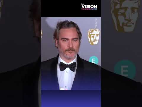 El legendario actor Joaquín Phoenix asiste al concierto de Peso Pluma y se toman foto juntos