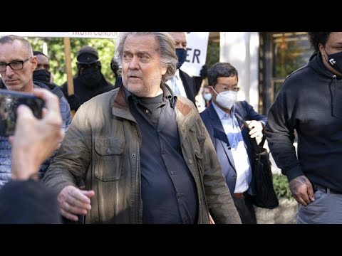 Steve Bannon entrega-se ao FBI