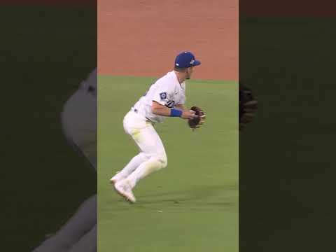Tommy Edmans heads-up play gets a MASSIVE 2nd out in the 9th inning #WorldSeries