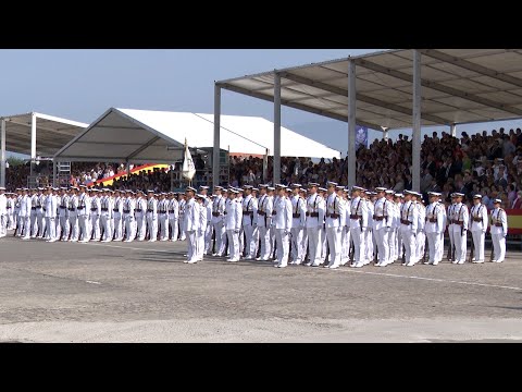 Felipe VI entrega en Marín 106 Reales Despachos a los nuevos oficiales de la Armada