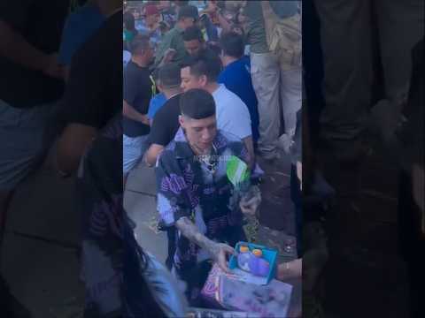 Santa Fe Klan regala juguetes en su barrio #santafeklan