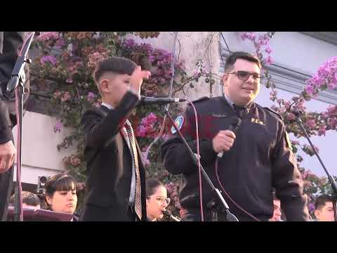Mariano Albornoz cantó junto a la banda de la Policía y emocionó a todos