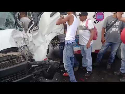Rescatan conductor de microbús escolar impactado por ruta 114 en Managua