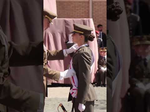La PRINCESA LEONOR recibe la Gran Cruz del Mérito Militar de manos del REY FELIPE VI #shorts