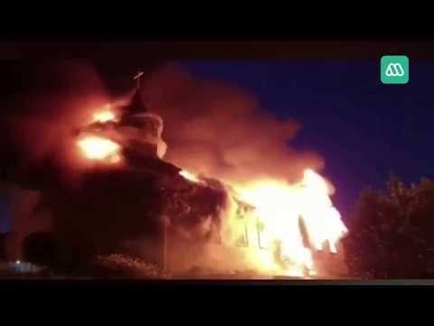 Incendio destruye Iglesia San Francisco de Ancud en Chiloé