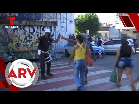 Policía dirige el tránsito con sus mejores pasos de baile | Al Rojo Vivo | Telemundo
