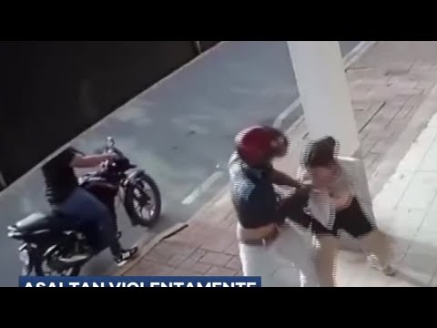 Ladrones en moto asaltan violentamente a una mujer
