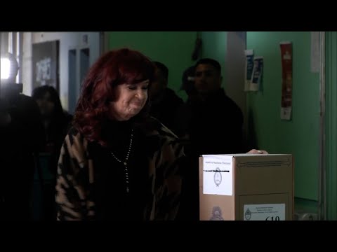 Cristina Fernánde de Kirchner vota en las elecciones de Argentina