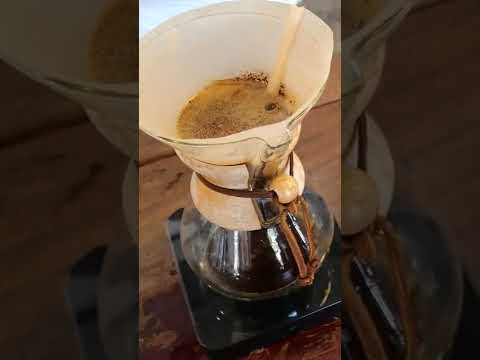 CAFE VLOG: ICED COFFEE USING CHEMEX