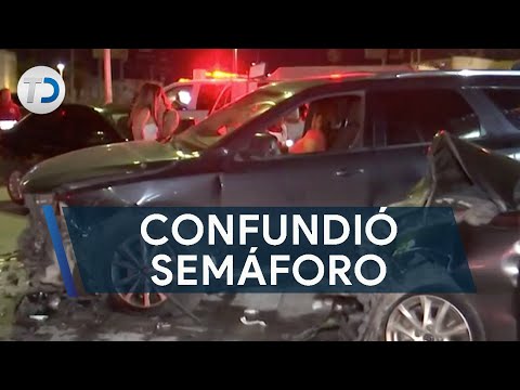 Mujer confunde semáforo y provoca impactante accidente