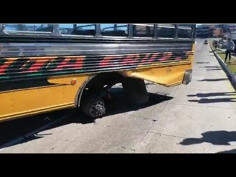 Bus pierde llantas traseras en plena marcha