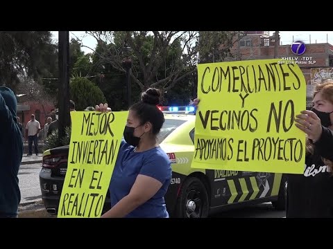 Vecinos de San Juan de Guadalupe protestan contra el retiro de árboles de la avenida Himno Nacional.
