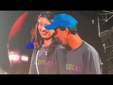 Coldplay sings Everglow with a couple at Sydney N3