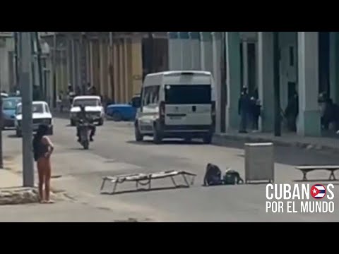 Madre cubana bloqueó el acceso vehicular en una calle de La Habana en protesta contra la dictadura.