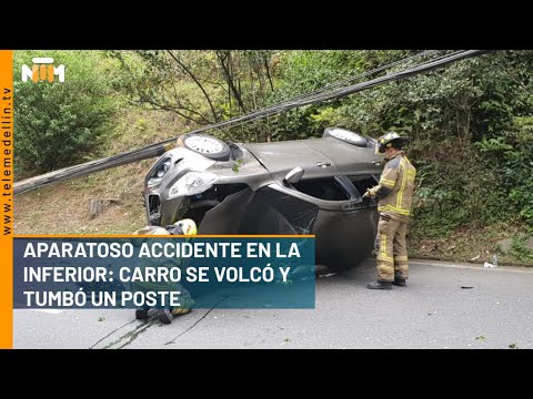 Aparatoso accidente en la Inferior: carro se volcó y tumbó un poste - Telemedellín