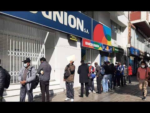 Largas filas para cobrar el bono Juancito Pinto
