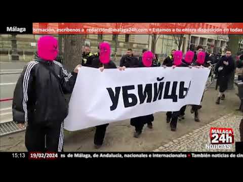 Noticia - Pussy Riot protesta por la muerte de Navalny ante la embajada rusa en Berlín