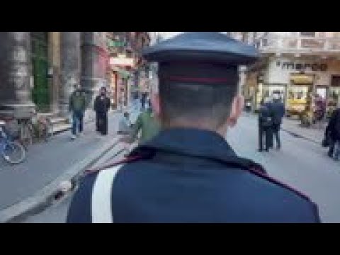 Carabinieri prevent Xmas shopping crowds in Rome