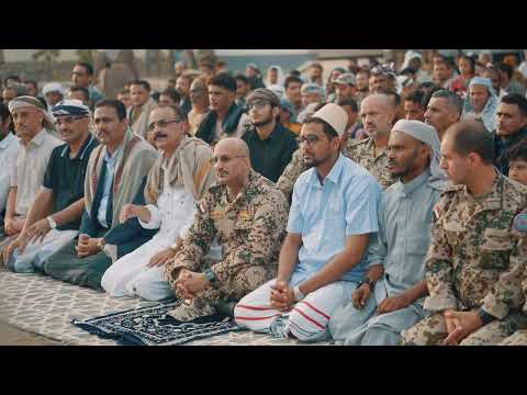 طارق صالح يؤدي صلاة عيد الأضحى المبارك مع جموع المواطنين في المخا