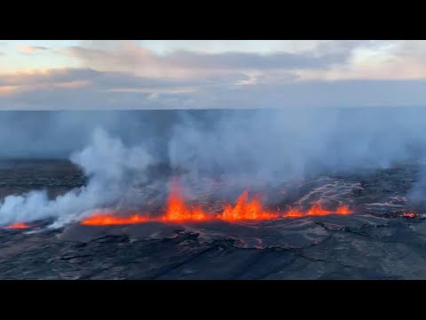 Hawaï: images aériennes du volcan Kilauea en éruption | AFP Images