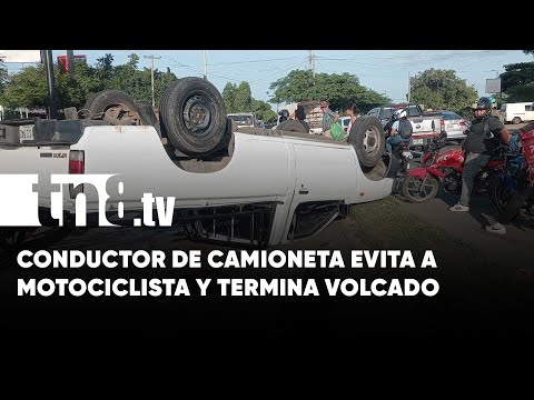 ¿Quién tuvo culpa? Conductor de camioneta evita a motociclista y termina volcado en Managua