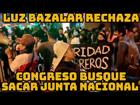 LUZ BAZALAR ENCABEZA PROTESTAS DESDE LOS EXTERIORES DEL CONGRESO PERUANO..