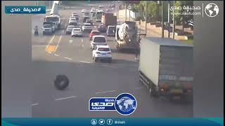 اطار مركبة يطرح امرأة أرضًا