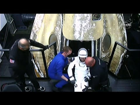 Crew leaves space capsule after return to Earth