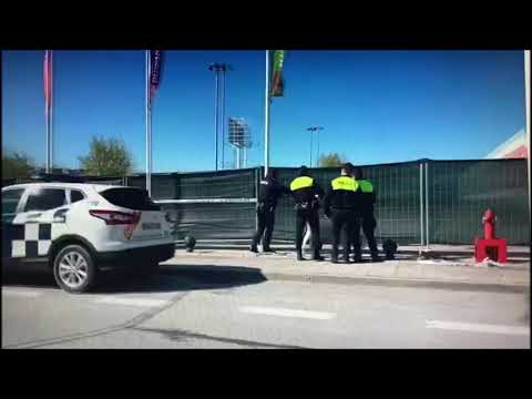 La Policía Local de Majadahonda acordona la Pista de Hielo para recibir los 500 fallecidos