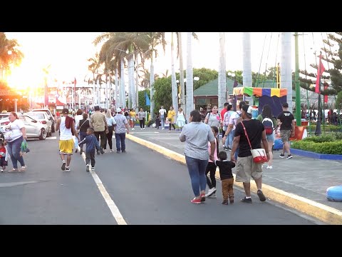 Familias disfrutan de los muchos atractivos que ofrece el Puerto Salvador Allende