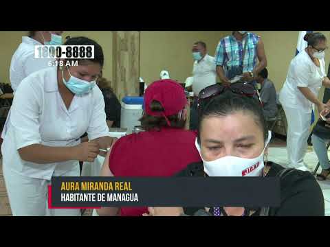 Personas mayores de 30 años de edad se llegan a vacunar para evitar el COVID-19 - Nicaragua