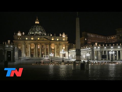 El Papa Francisco encabezó un Via Crucis reducido en asistencia por el Coronavirus en el Vaticano