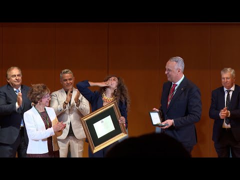 Alejandro Sanz y Rosario, emocionados al recoger una distinción muy especial en Cádiz