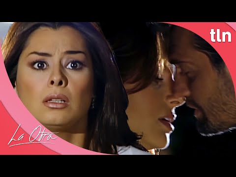 Carlota sorprende a Álvaro besándose con Regina | La Otra 2/2 | Capítulo 64 | tlnovelas