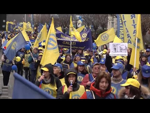 Romanian healthcare trade unions take to the streets of Bucharest to demand higher wages