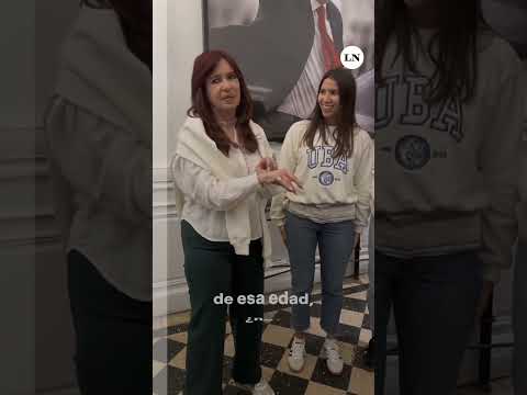 CFK recibió una pulsera swiftie de parte de dos hermanas a las que invitó al Instituto Patria.