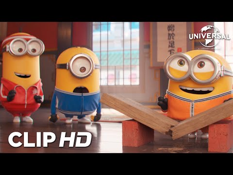 MINIONS: EL ORIGEN DE GRU - Los minions intentan romper una tabla con sus cabezas