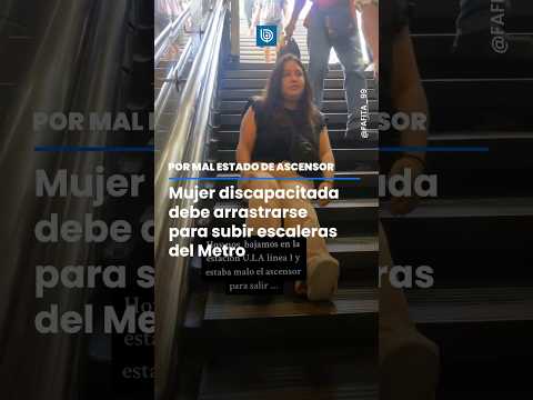 Mujer discapacitada debe arrastrarse para subir escaleras del Metro