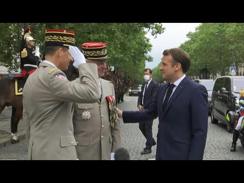 Défilé du 14 juillet : Emmanuel Macron arrive sur les Champs-Elysées | AFP Images
