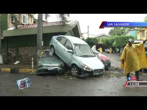 Vehículos arrasados por fuertes lluvias en San Salvador