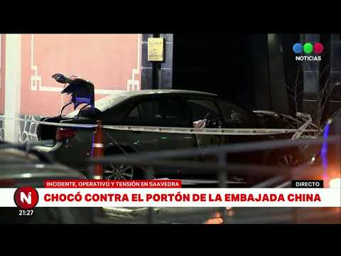 INCIDENTE y TENSIÓN: un conductor chocó el portón de la embajada china - Telefe Noticias