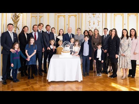 Grande photo de famille des Grimaldi au complet pour les 66 ans du prince Albert II