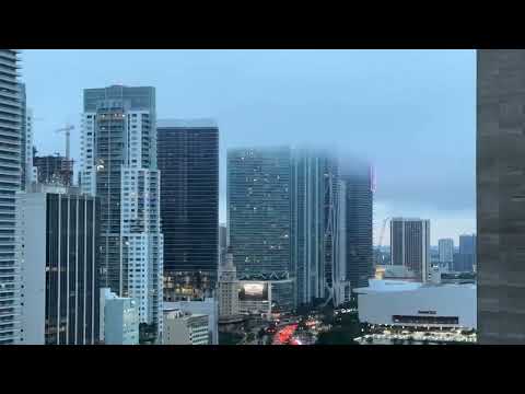 Nubes cubren los rascacielos en el Downtown de Miami