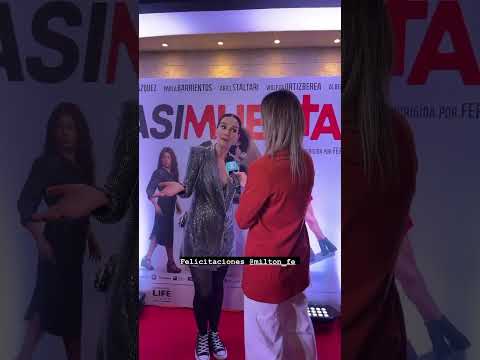 Natalia Oreiro hablando con una periodista en la alfombra roja de la Avant Première de Casi Muerta 5