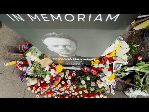 Romanians pay tribute to Navalny outside Russian embassy