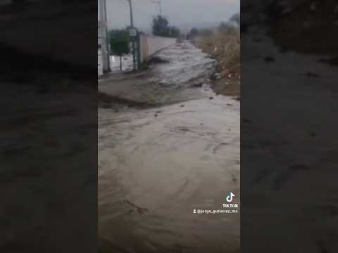 se desborda un #canal en #chalco #edoméx provocando #inundaciones #viral #shorts #lluvias