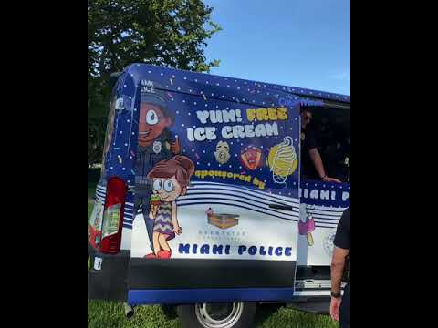Policía de Miami reparte helado gratis en el Bayfront Park