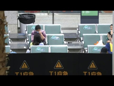 Accident d'avion en Chine: des proches attendent dans un aéroport de Canton | AFP Images