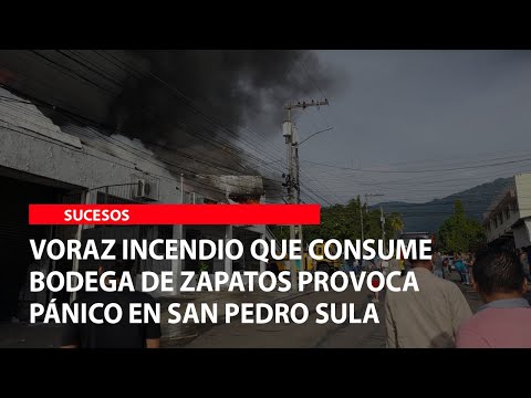 Voraz incendio que consume bodega de zapatos provoca pánico en San Pedro Sula